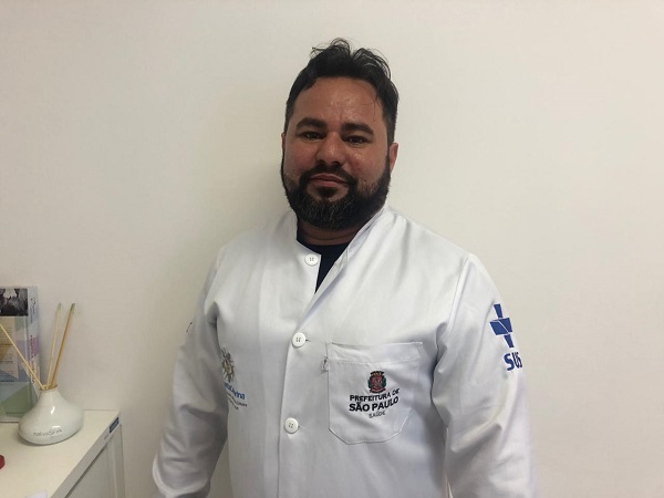 #PraCegoVer: Na imagem fotografia do Doutor Robson, especializado em Ortopedia e Traumatologia